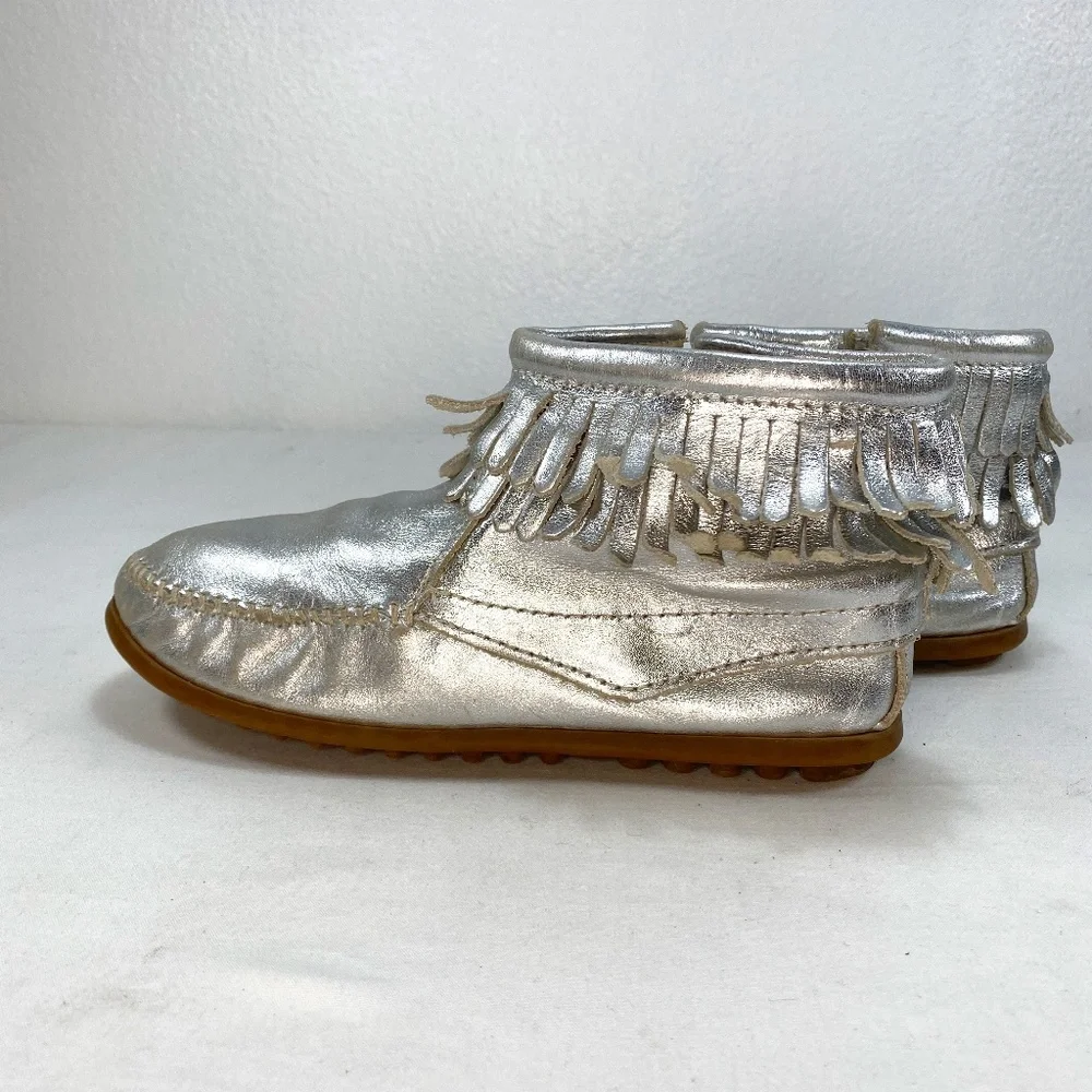 Minnetonka Youth 4 Silver Leather Fringe Zip Moccasins Rubber Sole Outdoor Wear